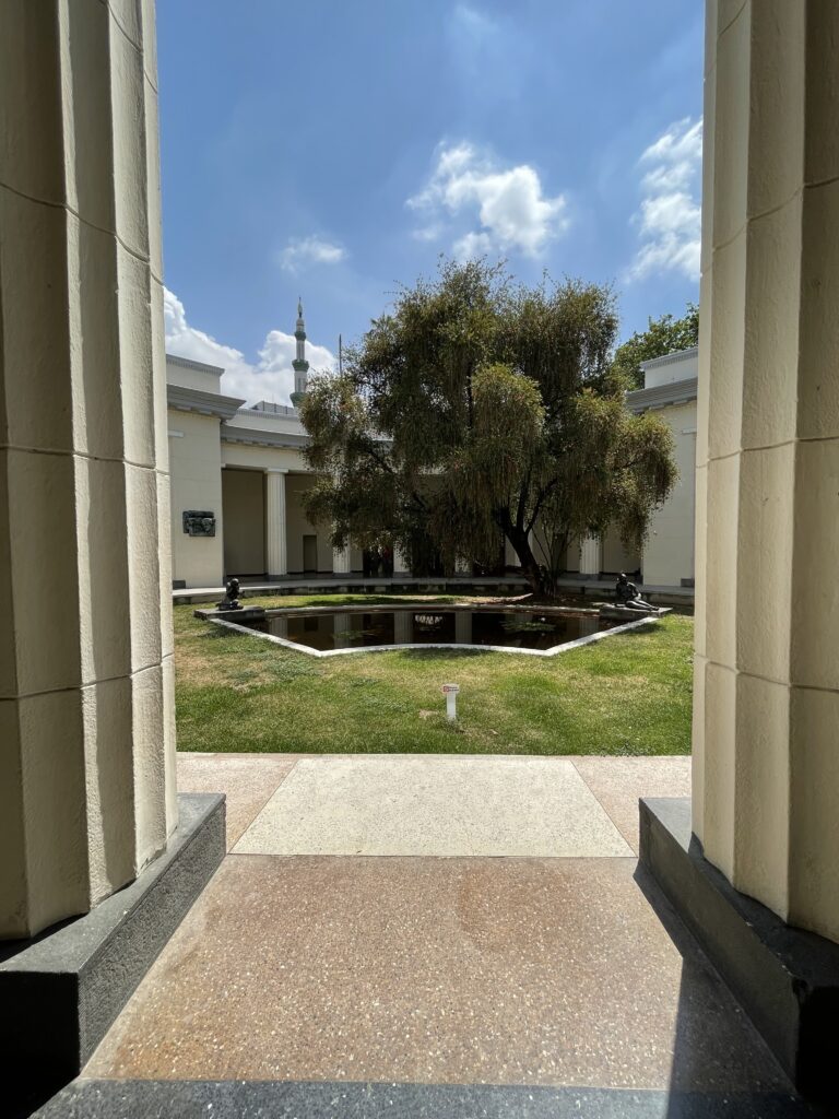 La estructura está compuesta por corredores, columnas y galerías en torno a un patio central. El edificio original ha sido sometido a dos ampliaciones, ambas dirigidas por el arquitecto Carlos Raúl Villanueva: la primera en 1953 y la segunda en 1976.