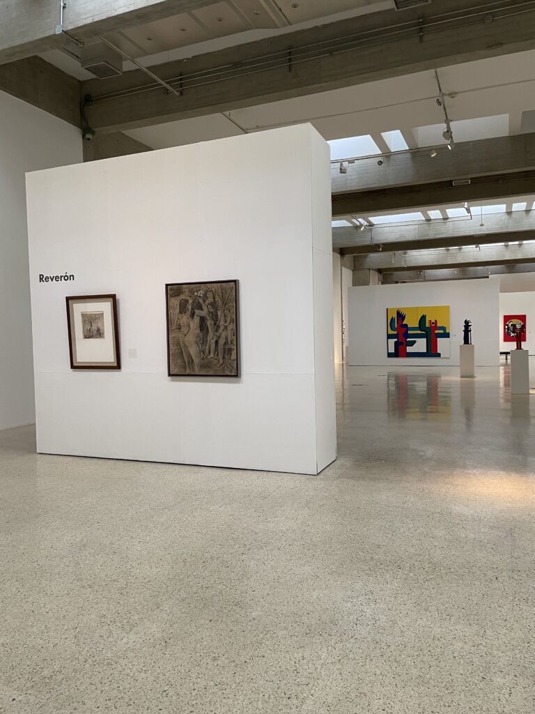 Pasillos con obras expuestas en la Galería de Arte Nacional, a la izquiera se ven dos cuadros y se lee Reverón.