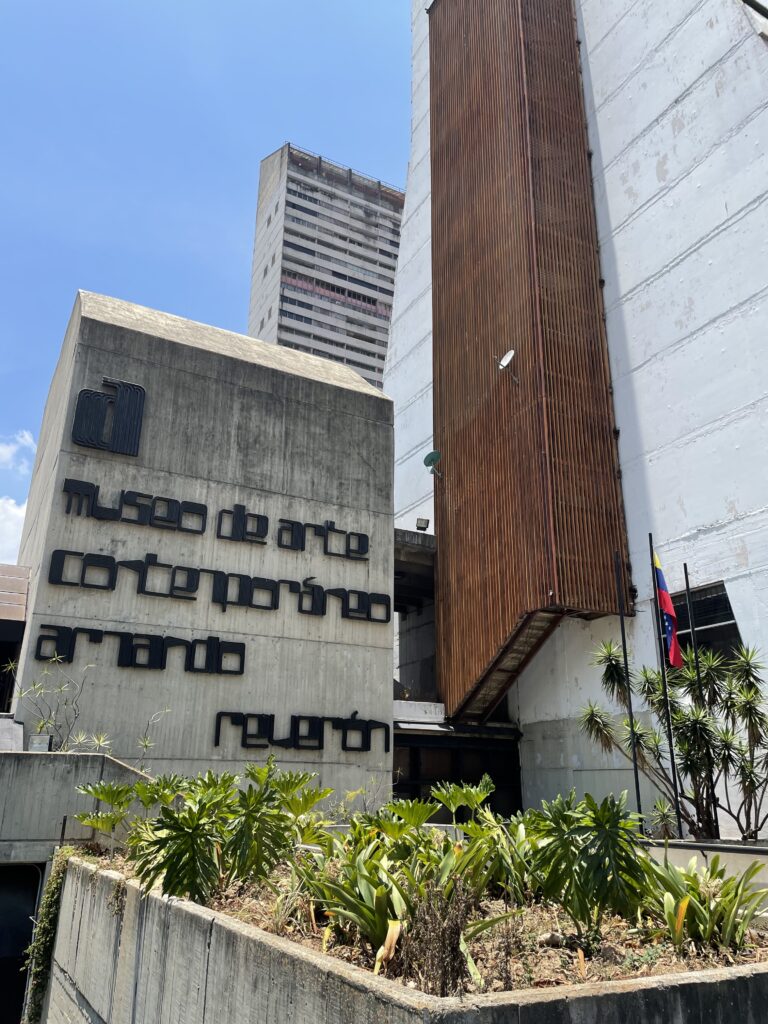 edificio con letras grandes, se lee Museo de Arte Contemporáneo Armando Reverón