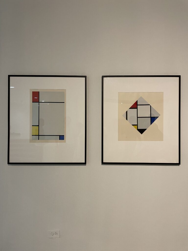 Dos serigrafías de Piet Mondrian expuestas en el Museo de Arte Contemporáneo de Caracas. Composiciones de cuadros rojos, amarillos y azules