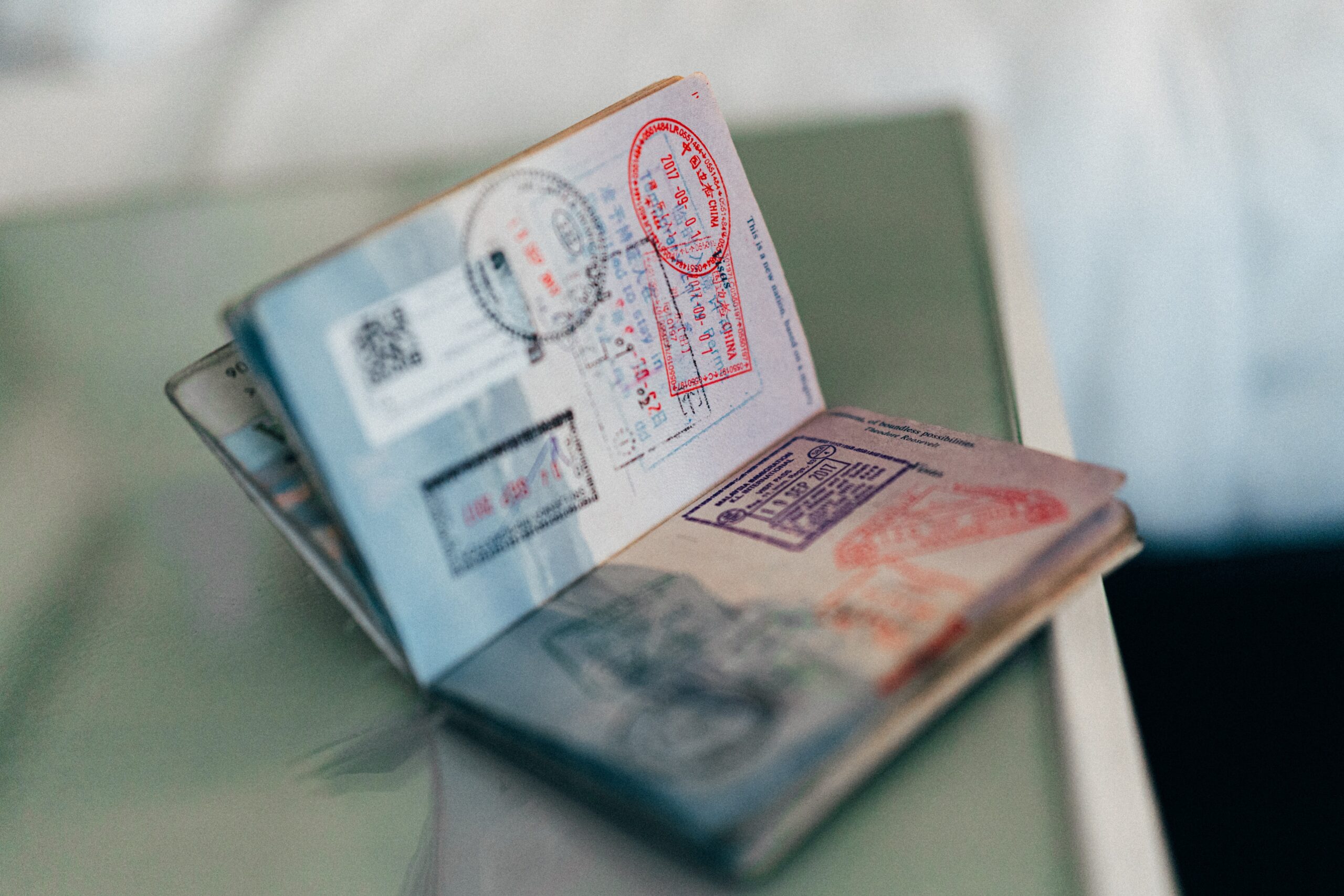 Foto de pasaporte abierto con sellos en las páginas