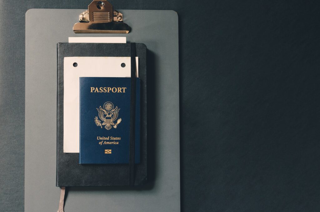 Carpeta con hoja blanca y pasaporte